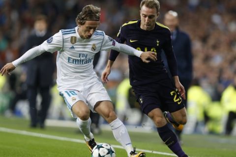 Real Madrid's Luka Modric, left, challenges for the ball with Tottenham's Christian Eriksen during a Group H Champions League soccer match between Real Madrid and Tottenham Hotspur at the Santiago Bernabeu stadium in Madrid, Tuesday, Oct. 17, 2017. (AP Photo/Francisco Seco)