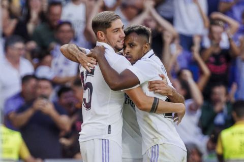 Ο Ροντρίγκο της Ρεάλ πανηγυρίζει με τον Φεντερίκο Βαλβέρδε γκολ που σημείωσε κόντρα στην Μπέτις για τη La Liga 2022-2023 στο "Σαντιάγο Μπερναμπέου", Μαδρίτη | Σάββατο 3 Σεπτεμβρίου 2022