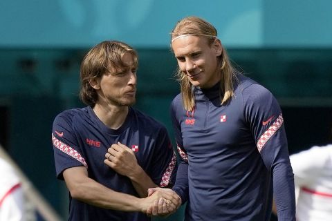 Ο Λούκα Μόντριτς κι ο Ντομαγκόι Βίντα στην προθέρμανση της Κροατίας στο Euro 2020