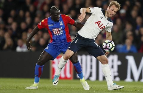 Tottenham's Harry Kane, right, vies for the ball with Crystal Palace's Mamadou Sakho during the English Premier League soccer match between Crystal Palace and Tottenham Hotspur at Selhurst Park stadium in London, Wednesday, April 26, 2017. (AP Photo/Kirsty Wigglesworth)