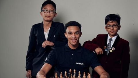 Ο παίκτης της Λίβερπουλ που έχει δασκάλους δυο παιδιά - θαύματα στο σκάκι