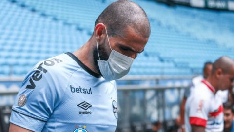 Κορονοϊός: Οι παίκτες της Γκρέμιο παρατάχτηκαν φορώντας όλοι τους μάσκες