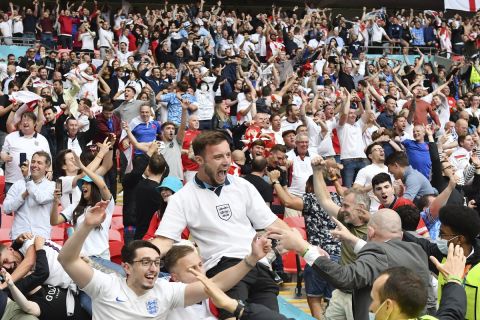Οι οπαδοί της Αγγλίας πανηγυρίζουν τη νίκη πρόκριση της ομάδας τους
