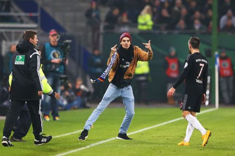 HAMBURG, GERMANY - OCTOBER 29:  A Hamburger fan gestures to Franck Ribery of Bayern Muenchen after invading the pitch during the DFB Cup match between Hamburger SV and FC Bayern Muenchen at Imtech Arena on October 29, 2014 in Hamburg, Germany.  (Photo by Martin Rose/Bongarts/Getty Images)