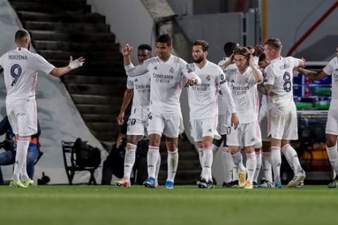 Παίκτες της Ρεάλ πανηγυρίζουν γκολ που σημείωσαν κόντρα στη Λίβερπουλ για τον 1ο προημιτελικό του Champions League 2020-2021 στο "Αλφρέδο ντι Στέφανο", Μαδρίτη | Τρίτη 6 Απριλίου 2021