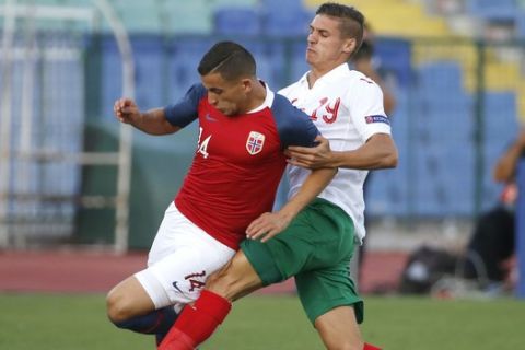 Norway's Omar Elabdellaoui, left, challenges Bulgaria's Kiril Despodov for the ball during the Nations League soccer match at Vassil Levski stadium in Sofia, on Sunday, Sept. 9, 2018. (AP Photo)