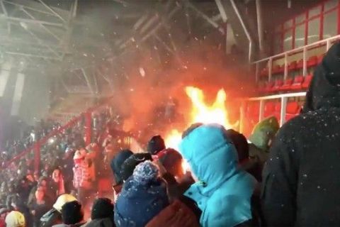 Η φωτιά στο Λοκομοτίβ - Σπαρτάκ παραλίγο να γίνει ανεξέλεγκτη!