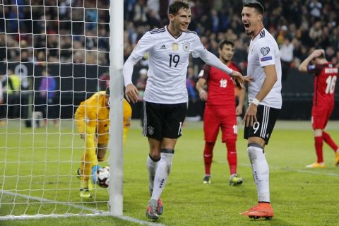 Germany's Leon Goretzka, center, celebrates after scoring his side's fourth goal during the 2018 World Cup qualifying Group C soccer match between Germany and Azerbaijan in Kaiserslautern, Germany, Sunday, Oct. 8, 2017.(AP Photo/Michael Probst)
