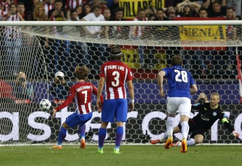 Atletico's Antoine Griezmann, left, scores the opening goal from the penalty spot during the Champions League quarterfinal first leg soccer match between Atletico Madrid and Leicester City at the Vicente Calderon stadium in Madrid, Wednesday, April 12, 2017. (AP Photo/Francisco Seco)