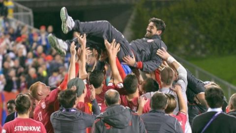 Members of the team from Serbia lift their coach Veljko Paunovic into the air as they celebrate after defeating Brazil in the final of the U20 Soccer World Cup in Auckland, New Zealand, June 20, 2015.  REUTERS/Carlos Sarraf