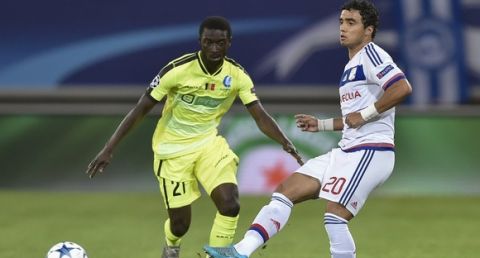 Gent's Defender Nana Asare (L) vies with  Lyon's French midfielder Maxime Gonalons (R) during the UEFA Champions League football match between Kaa Gent and Olympique Lyonnais (OL) at Ghelamco stadium in Ghent, on September 16, 2015. AFP PHOTO/ JOHN THYS        (Photo credit should read JOHN THYS/AFP/Getty Images)