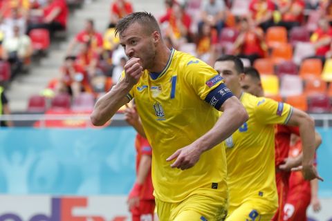 Ο Αντρέι Γιαρμόλενκο της Ουκρανίας πανηγυρίζει γκολ που σημέιωσε κόντρα στη Βόρεια Μακεδονία για τη φάση των ομίλων του Euro 2020 στην "Αρένα Νατσιονάλα", Βουκουρέστι | Πέμπτη 17 Ιουνίου 2021