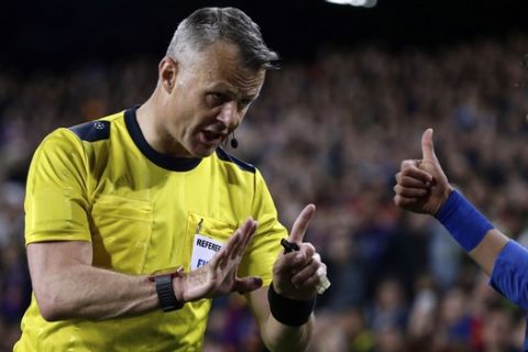 Referee Bjorn Kuipers gestures to Barcelona's Neymar, right, during the Champions League quarterfinal second leg soccer match between Barcelona and Juventus at Camp Nou stadium in Barcelona, Spain, Wednesday, April 19, 2017. (AP Photo/Emilio Morenatti)