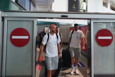 Ο Νικ Καλάθης και ο Κώστας Παπανικολάου στην άφιξή τους στο αεροδρόμιο