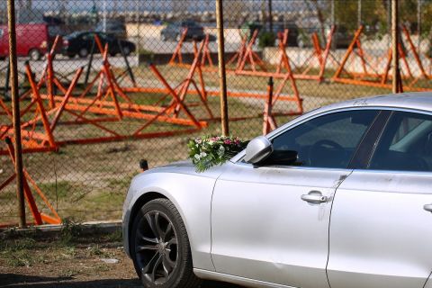 Λουλούδια στο αυτοκίνητο όπου βρέθηκε νεκρός ο Νίκος Τσουμάνης στη Νέα Κρήνη | Τρίτη 5 Οκτωβρίου 2021
