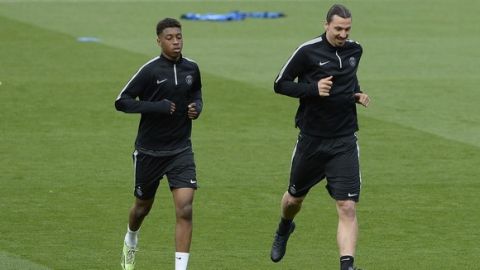 Paris Saint-Germain's midfielder Blaise Matuidi (L) and Paris Saint-Germain's Swedish midfielder Zlatan Ibrahimovic jog during a training session at the Camp Nou stadium in Barcelona on April 20, 2015, on the eve of the UEFA Champions league quarter-finals second leg football match FC Barcelona vs Paris Saint-Germain.   AFP PHOTO/ JOSEP LAGO        (Photo credit should read JOSEP LAGO/AFP/Getty Images)