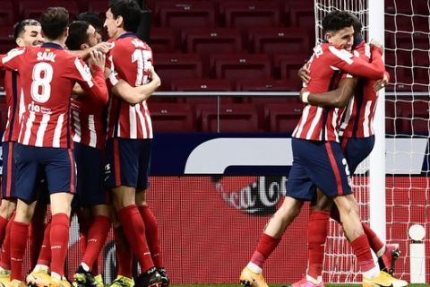 Οι παίκτες της Ατλέτικο πανηγυρίζουν γκολ τους κόντρα στην Θέλτα για την La Liga