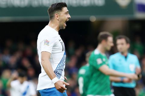 Ο Τάσος Μπακασέτας πανηγυρίζει το γκολ που πέτυχε απέναντι στη Βόρεια Ιρλανδία