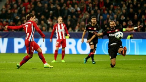 LEVERKUSEN, GERMANY - FEBRUARY 21:  Antoine Griezmann of Atletico scores the 2nd goal during the UEFA Champions League Round of 16 first leg match between Bayer Leverkusen and Club Atletico de Madrid at BayArena on February 21, 2017 in Leverkusen, Germany.  (Photo by Lars Baron/Bongarts/Getty Images)