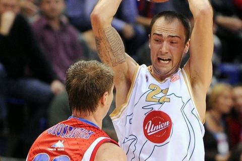 Olimpija Ljubljana's Damir Markota (R) vies for the ball with CSKA Moscow's Andrey Vorontsevich (L) during their Euroleague basketball match in Moscow on November 10, 2010.  AFP PHOTO / NATALIA KOLESNIKOVA (Photo credit should read NATALIA KOLESNIKOVA/AFP/Getty Images)