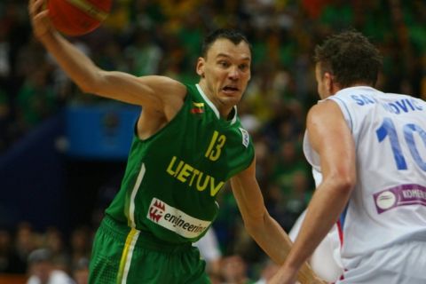 Serbia's Dusko Savanovic ( R)  vies with Lithuania's Sarunas Jasikevicius (L)  during the EuroBasket 2011 2round group E match between Serbia and Lithuania at Arena on September  7,2011 in Vilnius. 
AFP PHOTO PETRAS MALUKAS (Photo credit should read PETRAS MALUKAS/AFP/Getty Images)