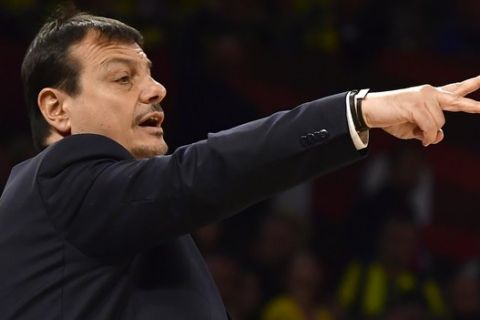 Anadolu's coach Ergin Ataman gives directions to his team during the Euroleague Final Four semifinal basketball match between Anadolu Efes Istanbul and Fenerbahce Beko Istanbul at the Fernando Buesa Arena in Vitoria, Spain, Friday, May 17, 2019. (AP Photo/Alvaro Barrientos)