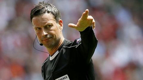 epa05389462 English referee Mark Clattenburg during the UEFA EURO 2016 round of 16 match between Switzerland and Poland at Stade Geoffroy Guichard in Saint-Etienne, France, 25 June 2016.

(RESTRICTIONS APPLY: For editorial news reporting purposes only. Not used for commercial or marketing purposes without prior written approval of UEFA. Images must appear as still images and must not emulate match action video footage. Photographs published in online publications (whether via the Internet or otherwise) shall have an interval of at least 20 seconds between the posting.)  EPA/ROBERT GHEMENT   EDITORIAL USE ONLY
