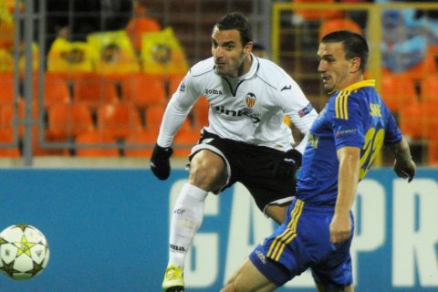 Valencia's Roberto Soldado (L) vies with BATE Borisov's Marko Simic (R) during their Champions League Group F football match in Minsk, on October 23, 2012. AFP PHOTO / VIKTOR DRACHEV        (Photo credit should read VIKTOR DRACHEV/AFP/Getty Images)