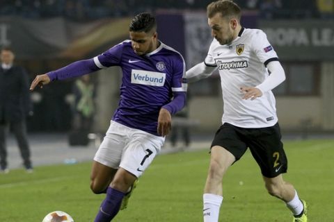 Vienna's Ismael Tajouri-Shradi and AEK Athens Michalis Bakakis, from left, challenge for the ball during the Europa League group D soccer match between FK Austria Wien and AEK Athens in Vienna, Austria, Thursday, Dec. 7, 2017. (AP Photo/Ronald Zak)