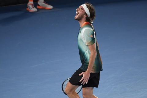 Ο Στέφανος Τσιτσιπάς πανηγυρίζει τη νίκη του επί του Τέιλορ Φριτζ στον 4ο γύρο του Australian Open 2022