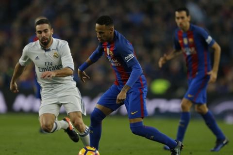 Barcelona's Neymar runs with the ball past Real Madrid's Daniel Carvajal during the Spanish La Liga soccer match between FC Barcelona and Real Madrid at the Camp Nou in Barcelona, Spain, Saturday, Dec. 3, 2016. The match ended in a 1-1 draw. (AP Photo/Francisco Seco)