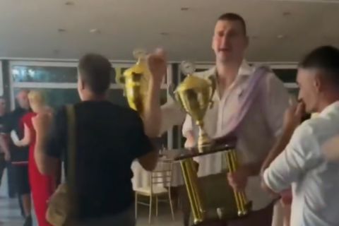 Μετά το πρωτάθλημα τα του NBA ο Νίκολα Γιόκιτς πανηγυρίζει τη νίκη των αγαπημένων του αλόγων στο τουρνουά αγώνων κούρσας αγκαλιά με την κούπα.