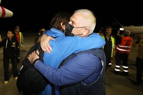 ΑΕΚ: Ο Μελισσανίδης υποδέχθηκε την αποστολή στο αεροδρόμιο, θερμή αγκαλιά με τον Αλμέιδα