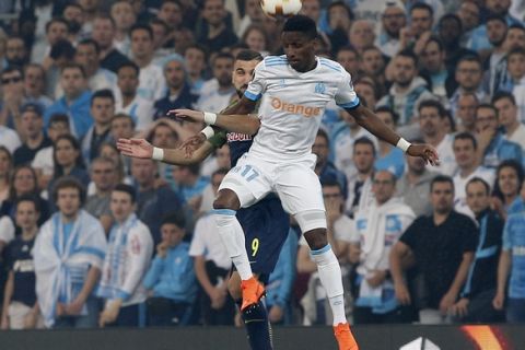 Salzburg's Munas Dabbur, background, and Marseille's Bouna Sarr challenge for the ball during the Europa League semifinal first leg soccer match between Olympique Marseille and RB Salzburg at the Velodrome stadium in Marseille, France, Thursday, April 26, 2018. (AP Photo/Thibault Camus)