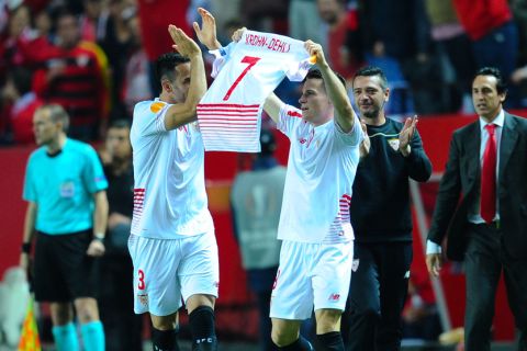 "SEVILLE, SPAIN - MAY 05:  Kevin Gameiro of Sevilla FC celebrates after scoring his team's second goal during the UEFA Europa League Semi Final second leg match between Sevilla and Shakhtar Donetsk at Estadio Ramon Sanchez-Pizjuan on May 05, 2016 in Seville, Spain.  (Photo by David Ramos/Getty Images)"