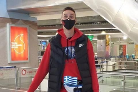 Ο Αλεξέι Ποκουσέβσκι στο αεροδρόμιο ενόψει της αναχώρησής του για τις ΗΠΑ