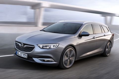 Clear lines: The Opel blade characterizes the side of the new Opel Insignia Sports Tourer. The sweeping chrome between windows and roof makes the wagon look even more dynamic.