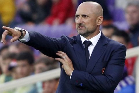Cagliari coach Gianluca Festa gives instructions to his players during a Serie A soccer match between Fiorentina and Cagliari at the Artemio Franchi stadium in Florence, Italy, Sunday, April 26, 2015. (AP Photo/Fabrizio Giovannozzi) 