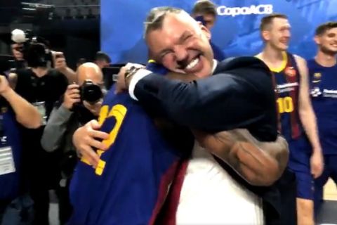 Ο Γιασικεβίτσιους αγκαλιάζει τον Χίγκινς μετά το τέλος του Copa del Rey