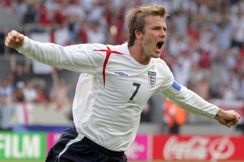 Ο Μπέκαμ με τη φανέλα της Εθνικής Αγγλίας πανηγυρίζει το γκολ του κόντρα στη Γερμανία στη φάση των "16" του Μουντιάλ 2006