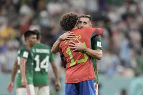 Ο Εκτορ Ερέρα με τον Γκιγιέρμο Οτσόα μετά το τέλος του αγώνα ανάμεσα στο Μεξικό και την Αργεντινή για το Μουντιάλ 2022