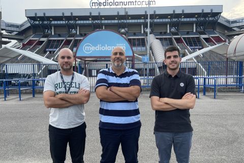 Η Αποστολή του SPORT24, Χάρης Σταύρου, Σπύρος Καβαλιεράτος και Αλέξανδρος Τρίγκας,στο Μιλάνο, έξω από το γήπεδο που θα αγωνιστεί η Εθνική στο Eurobasket