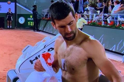 Ο Νόβακ Τζόκοβιτς εμφανίστηκε στο Roland Garros μια μυστηριώδη συσκευή στο στήθος.