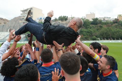 Athens Kallithea: Οι παίκτες σήκωσαν στα χέρια τους τον Βοσνιάδη μετά την ιστορική άνοδο στη Stoiximan Super League