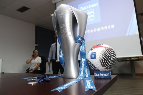 Η μπάλα και το τρόπαιο της Stoiximan Super League για τη σεζόν 2023-24