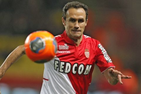 Monaco's Ricardo Carvalho of Portugal plays the ball during his French League One soccer match against Marseille, in Monaco stadium, Sunday, Jan. 26 , 2014. (AP Photo/Lionel Cironneau)