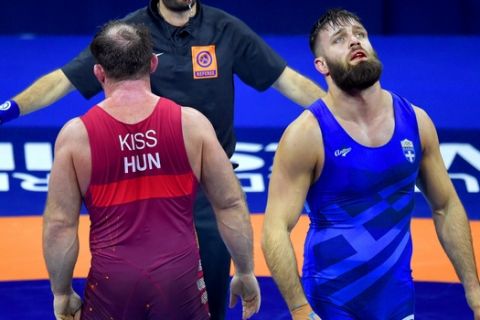epa07127024 Balazs Kiss (red) of Hungary and Laokratis Kesidis (blue) of Greece react in their repechage bout of the men's Greco-Roman 97kg category at the Wrestling World Championships in Budapest, Hungary, 28 October 2018.  EPA/BALAZS CZAGANY HUNGARY OUT