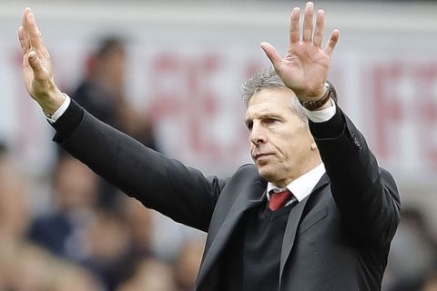 Southampton team manager Claude Puel gestures to supporters after the English Premier League soccer match between Tottenham Hotspur and Southampton at White Hart Lane stadium in London, Sunday, March 19, 2017.(AP Photo/Frank Augstein)
