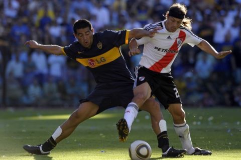 Boca Juniors' midfielder Juan Roman Riquelme (L) vies with River Plate's midfielder Matias Almeyda during an Argentina's first division football match at La Bombonera stadium, in Buenos Aires, on March 25, 2010. Boca won 2-0. AFP PHOTO/Juan Mabromata (Photo credit should read JUAN MABROMATA/AFP/Getty Images)