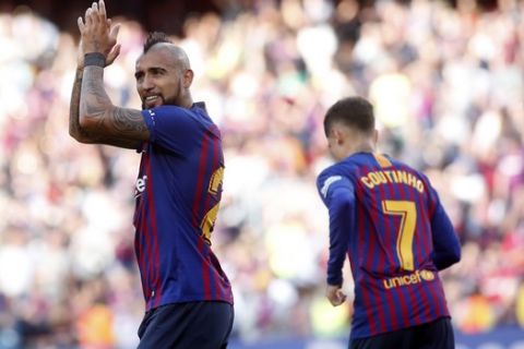 Barcelona midfielder Arturo Vidal applauds to supporters during the Spanish La Liga soccer match between FC Barcelona and Getafe at the Camp Nou stadium in Barcelona, Spain, Sunday, May 12, 2019. (AP Photo)